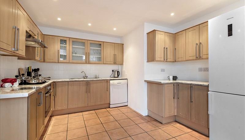 6 bedroom Flat to rent in Strathmore Court-view3