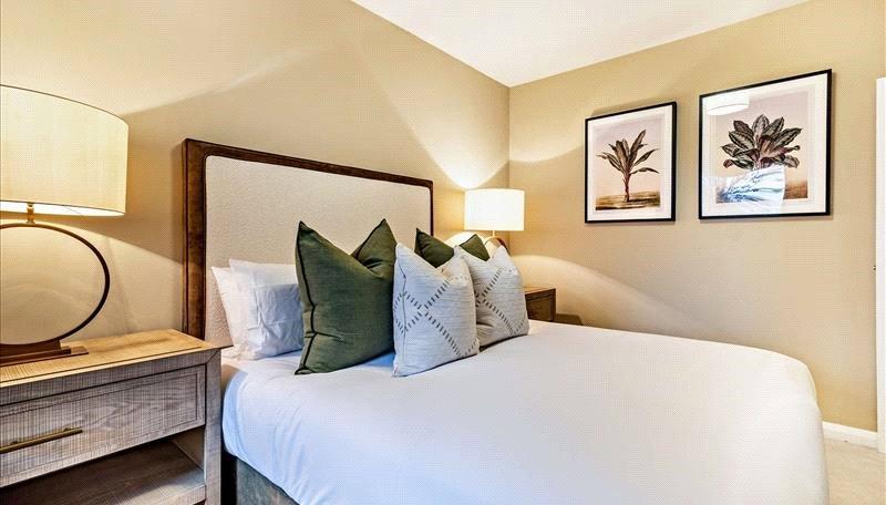 2 bedroom Flat to rent in Fulham Road-view10