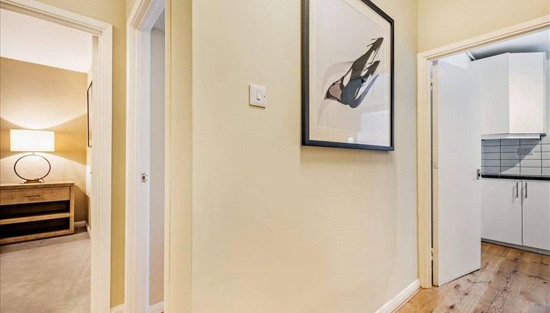 2 bedroom Flat to rent in Fulham Road-view11