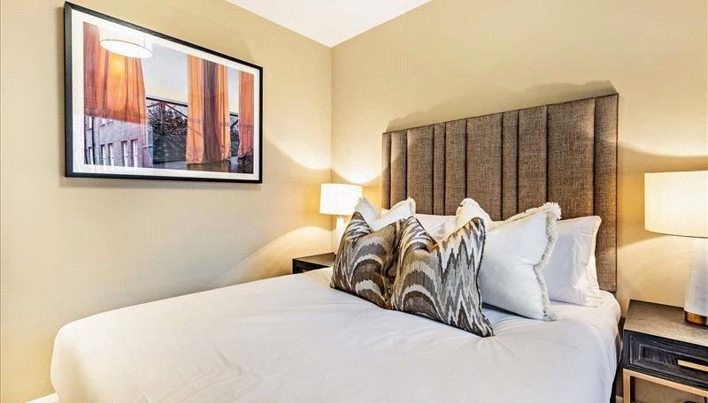 2 bedroom Flat to rent in Fulham Road-view9
