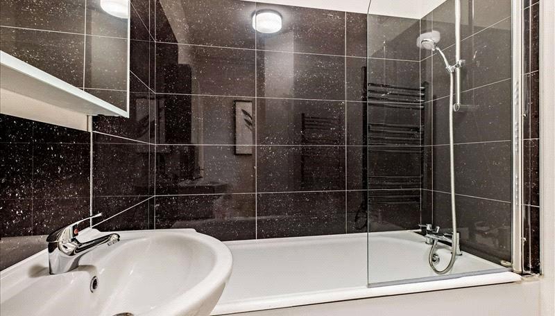 2 bedroom Flat to rent in Fulham Road-view13