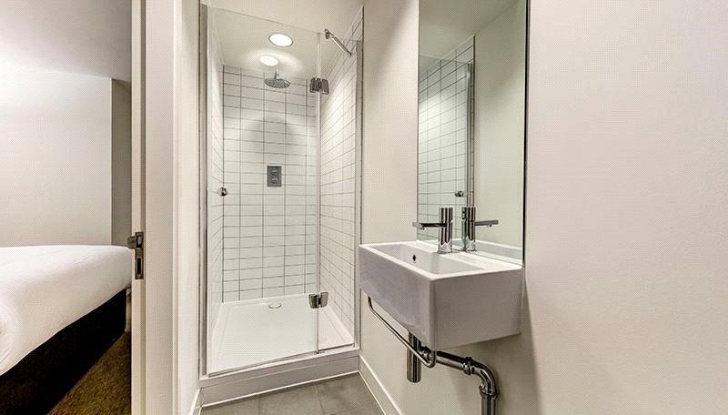 2 bedroom Flat to rent in Fulham Road-view6