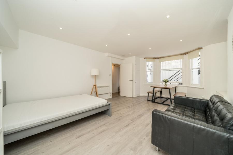 Flat to rent in Sinclair Gardens-view3