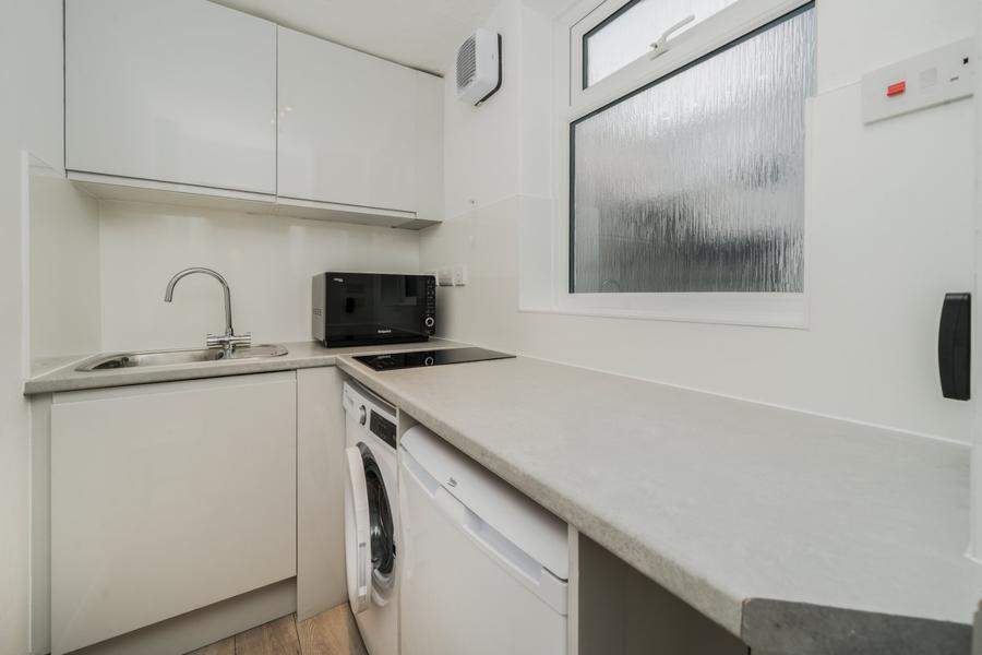 Flat to rent in Sinclair Gardens-view6