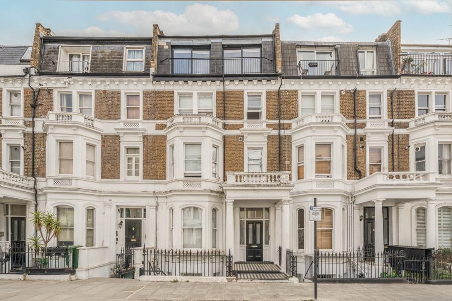 Flat to rent in Sinclair Gardens-view2