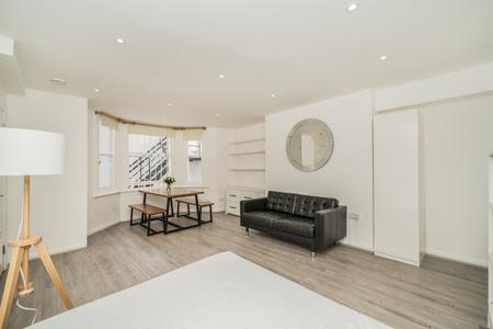 Flat to rent in Sinclair Gardens-List2383