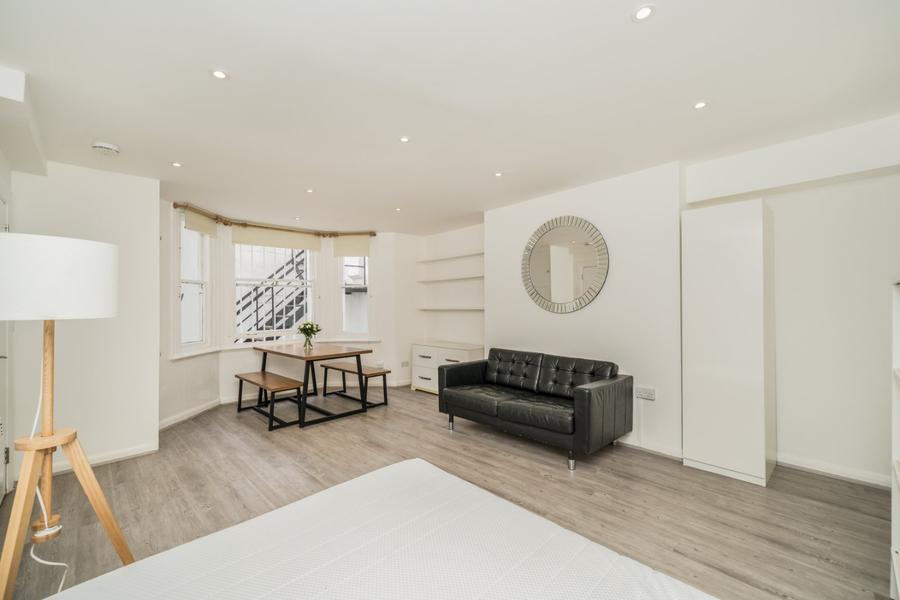 Flat to rent in Sinclair Gardens-view1