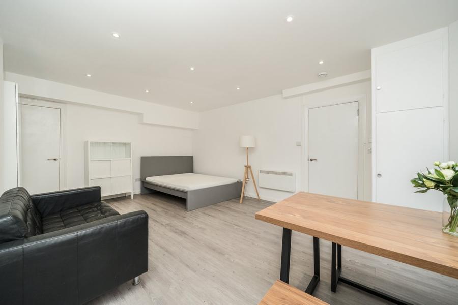 Flat to rent in Sinclair Gardens-view4