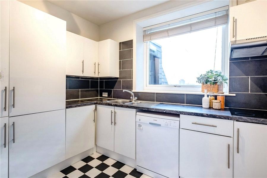 4 bedroom Flat to rent in Strathmore Court-view4