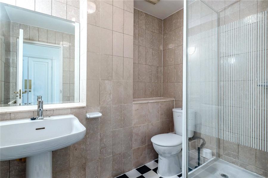 4 bedroom Flat to rent in Strathmore Court-view6
