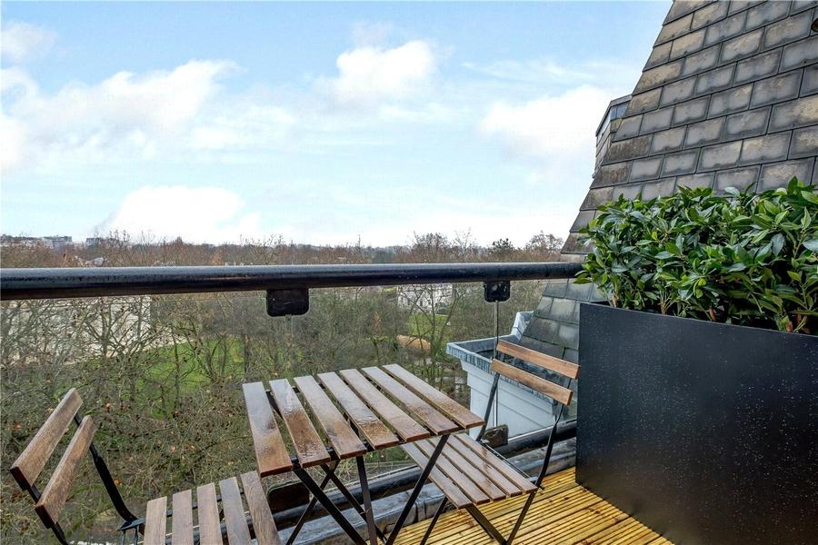 4 bedroom Flat to rent in Strathmore Court-view3