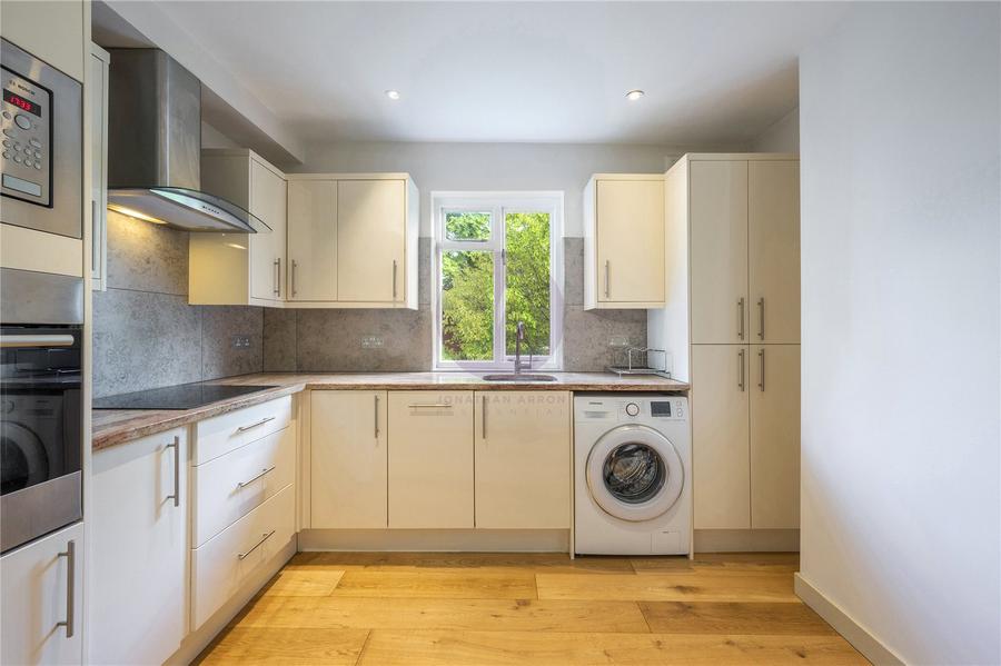 2 bedroom Flat to rent in Blenheim Terrace-view11