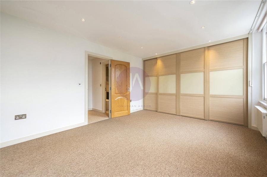 2 bedroom Flat to rent in Blenheim Terrace-view8