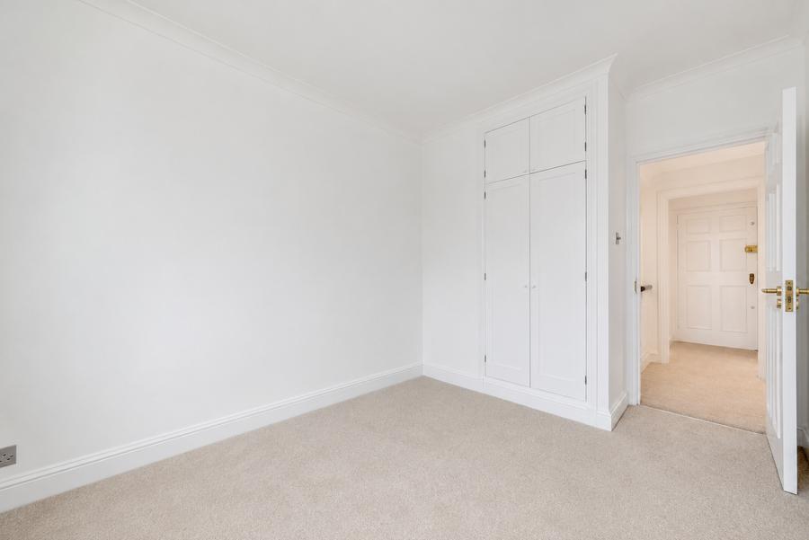 2 bedroom Flat to rent in Pont Street-view11