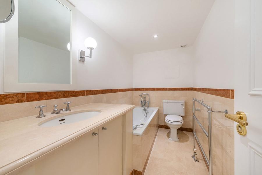 2 bedroom Flat to rent in Pont Street-view7
