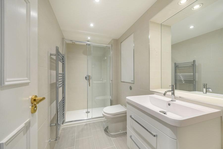 2 bedroom Flat to rent in Pont Street-view12