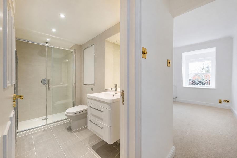 2 bedroom Flat to rent in Pont Street-view5