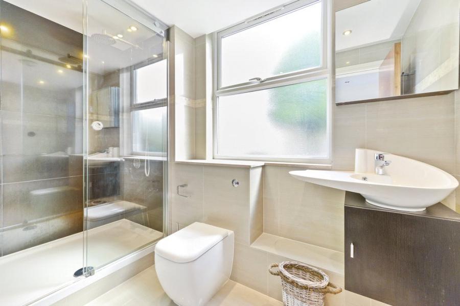 4 bedroom House to rent in Court Close-view8
