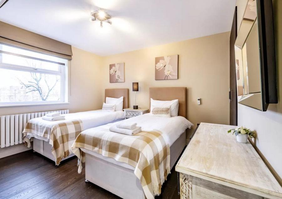 3 bedroom Flat to rent in Boydell Court-view11