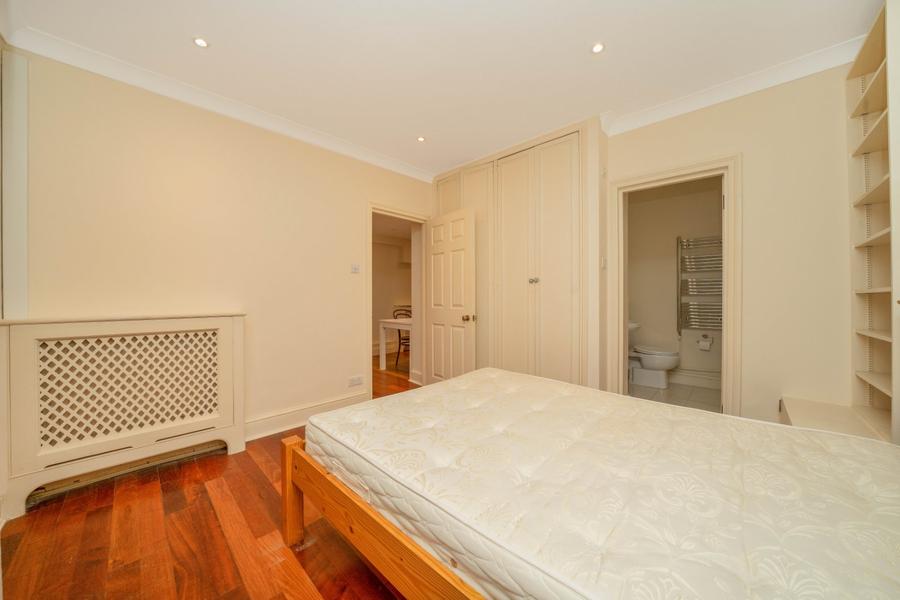 3 bedroom Flat to rent in Kensington Gardens Square-view10