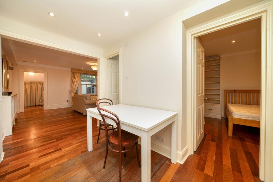 3 bedroom Flat to rent in Kensington Gardens Square-view14