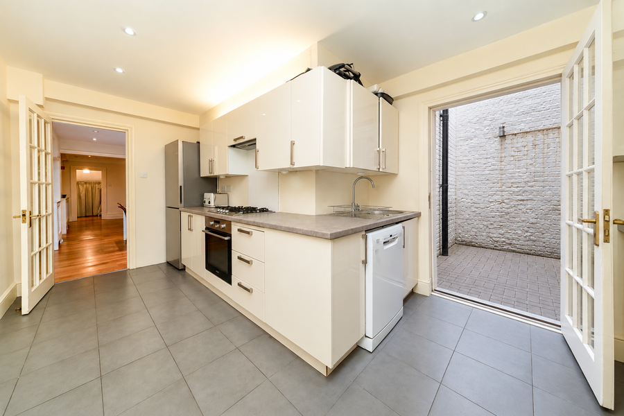 3 bedroom Flat to rent in Kensington Gardens Square-view4