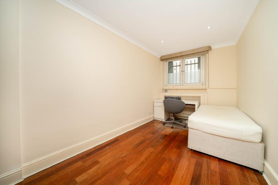 3 bedroom Flat to rent in Kensington Gardens Square-view12