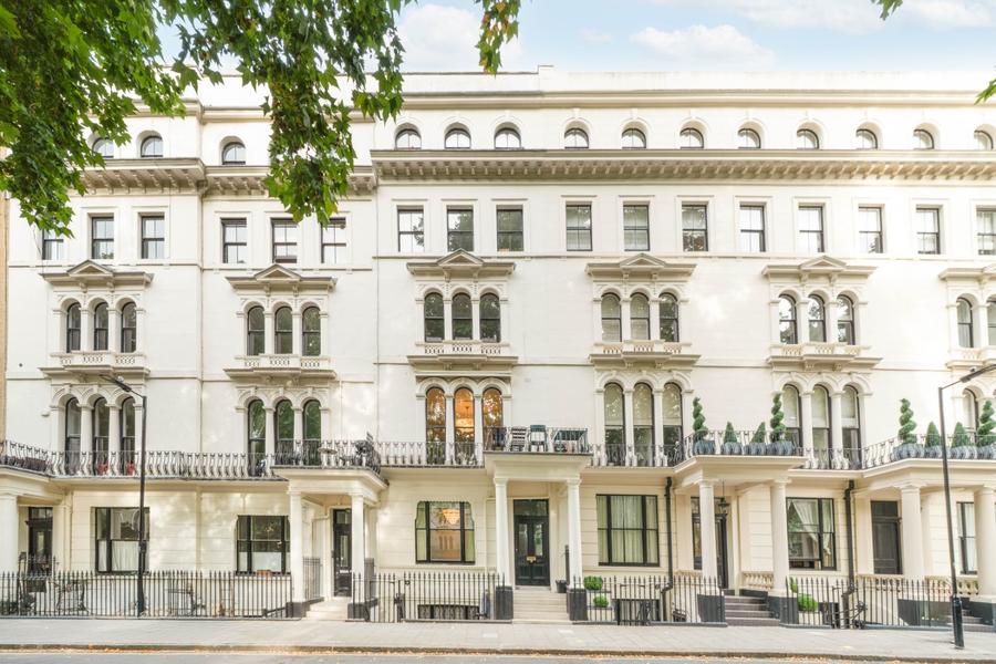 3 bedroom Flat to rent in Kensington Gardens Square-view1