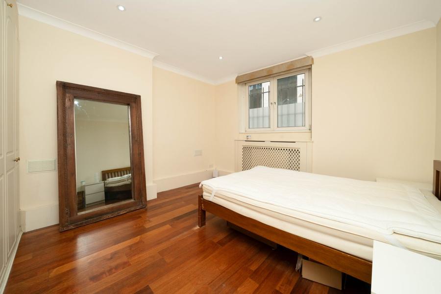 3 bedroom Flat to rent in Kensington Gardens Square-view13