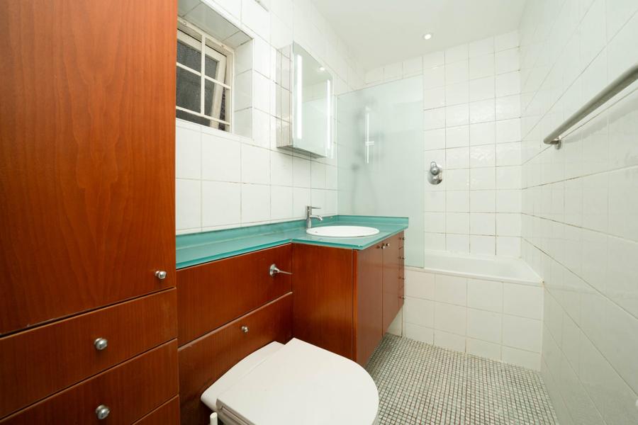 3 bedroom Flat to rent in Kensington Gardens Square-view11