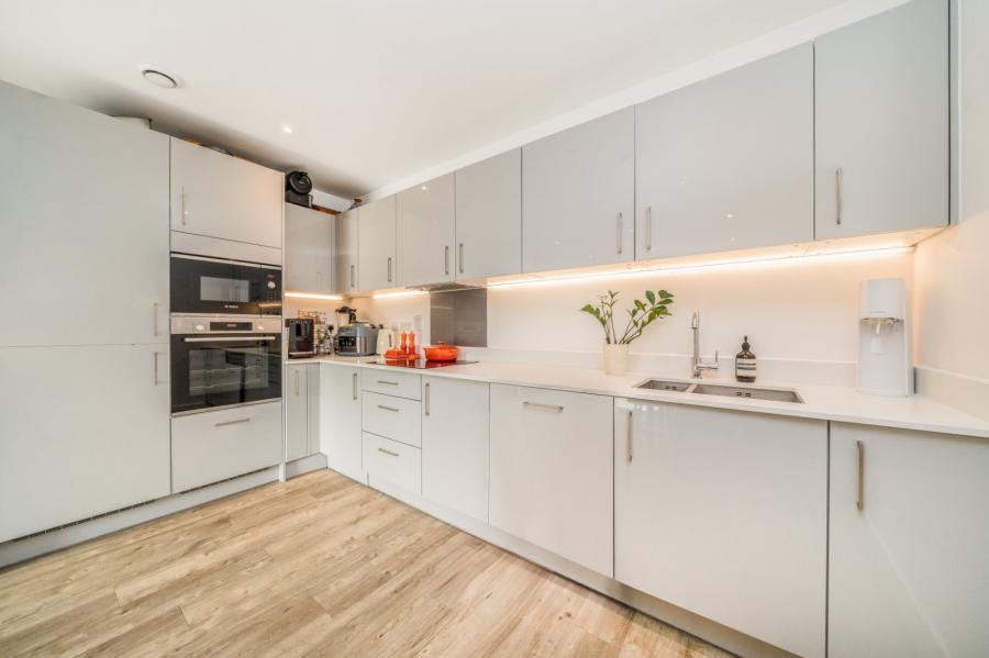 2 bedroom Flat for sale in Sheepcote Road-view3