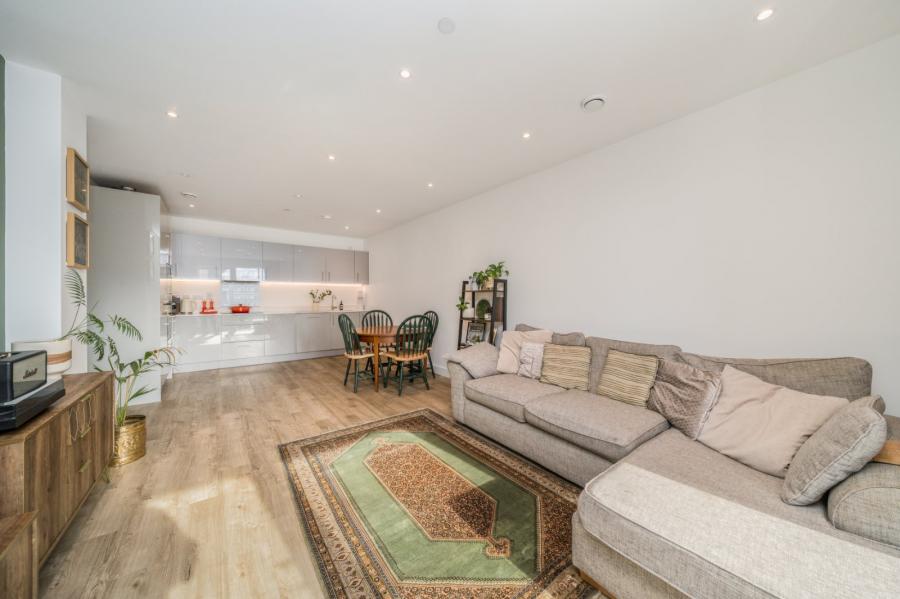 2 bedroom Flat for sale in Sheepcote Road-view2