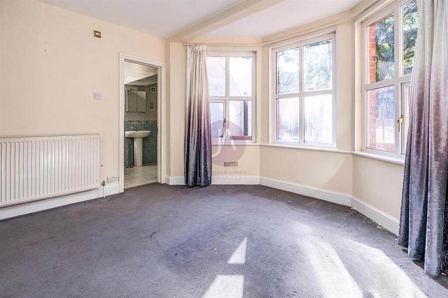 3 bedroom Flat to rent in Gokul Court-view7