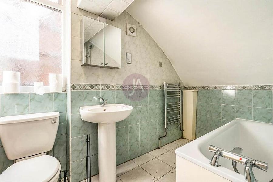 3 bedroom Flat to rent in Gokul Court-view8