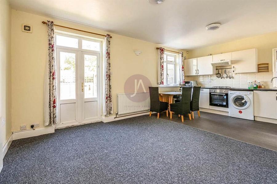 3 bedroom Flat to rent in Gokul Court-view4