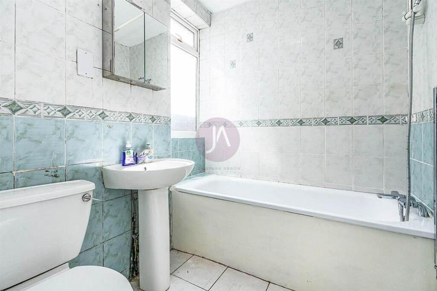 3 bedroom Flat to rent in Gokul Court-view9