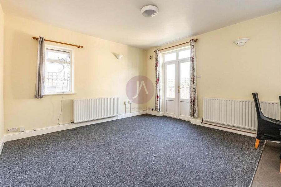 3 bedroom Flat to rent in Gokul Court-view6