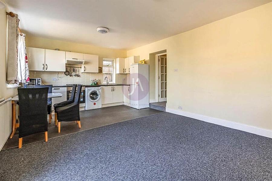 3 bedroom Flat to rent in Gokul Court-view1