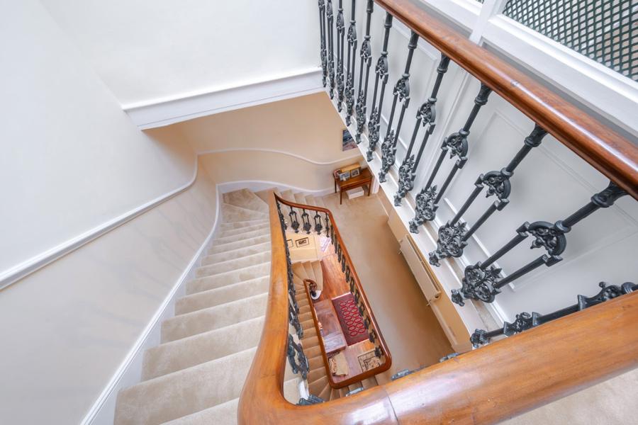 6 bedroom House for sale in Warrington Crescent-view24