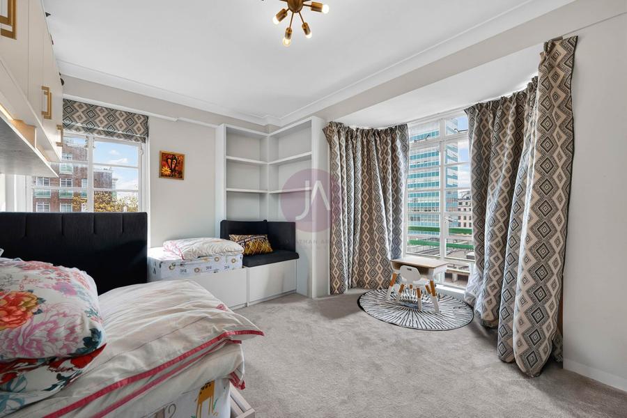 4 bedroom Flat to rent in Dorset House-view8