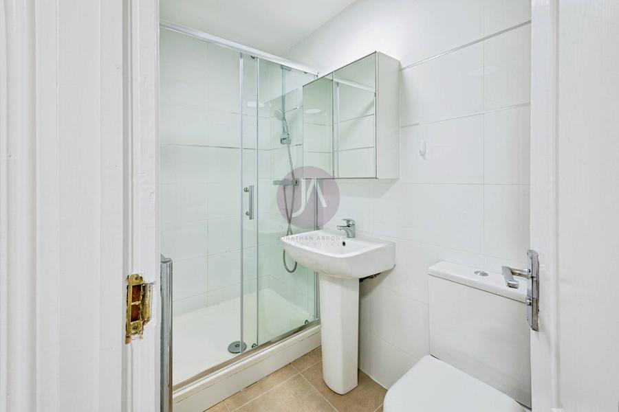 4 bedroom Flat to rent in Brondesbury Road-view13