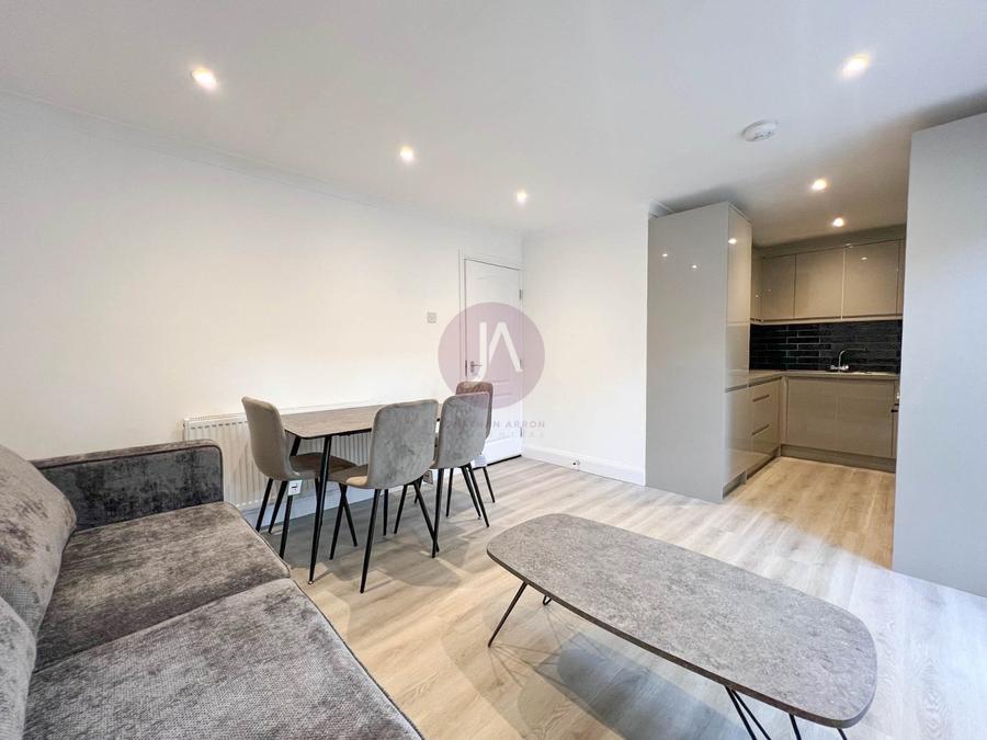 4 bedroom Flat to rent in Brondesbury Road-view3
