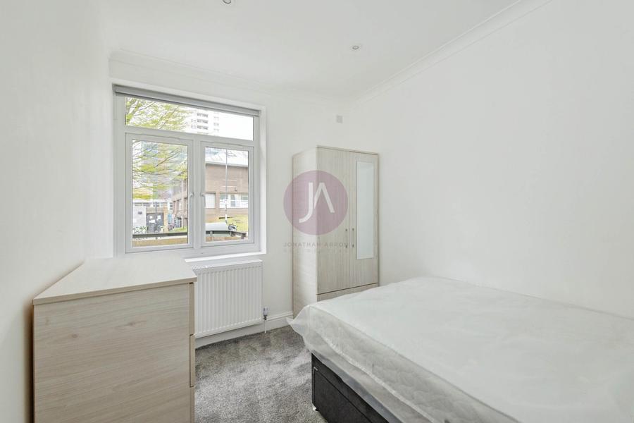 4 bedroom Flat to rent in Brondesbury Road-view5