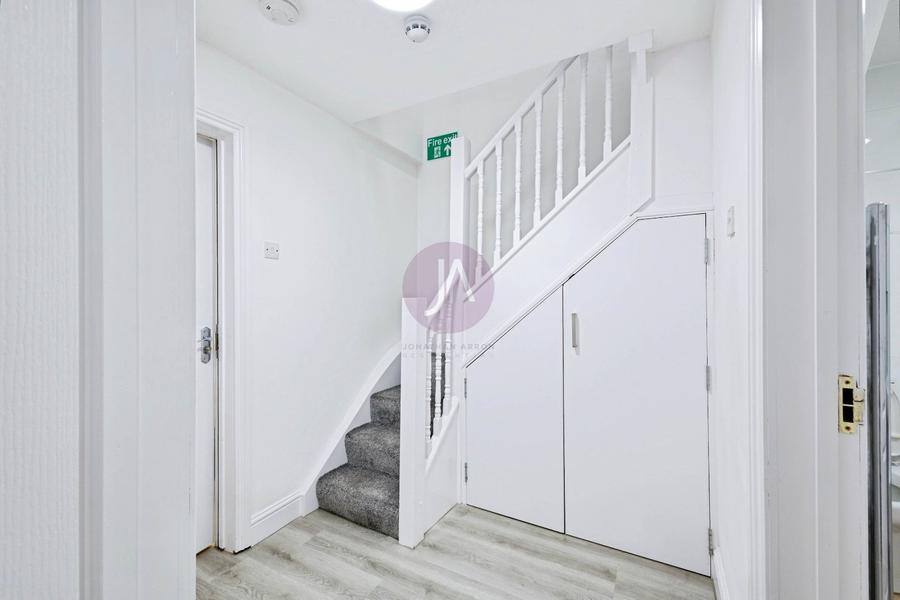 4 bedroom Flat to rent in Brondesbury Road-view16