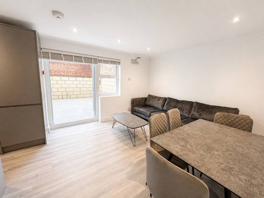 4 bedroom Flat to rent in Brondesbury Road-view1