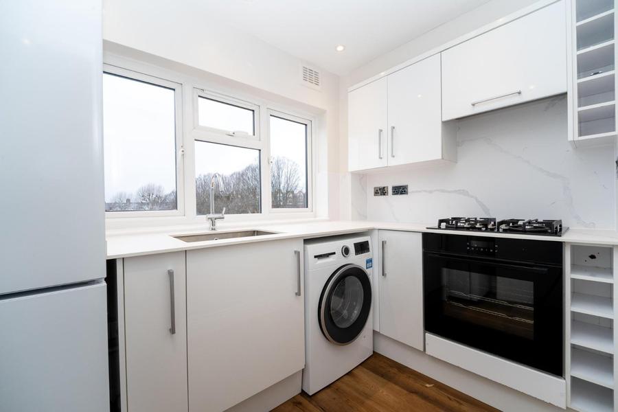 2 bedroom Flat to rent in Boscombe Road-view3