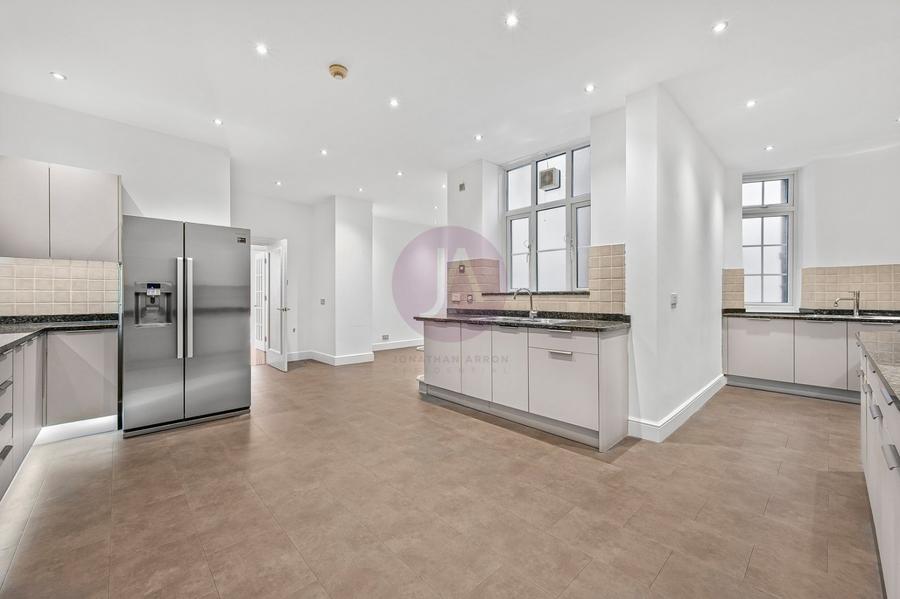4 bedroom Flat to rent in Abbey Lodge-view6