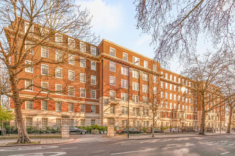 4 bedroom Flat to rent in Abbey Lodge-view1