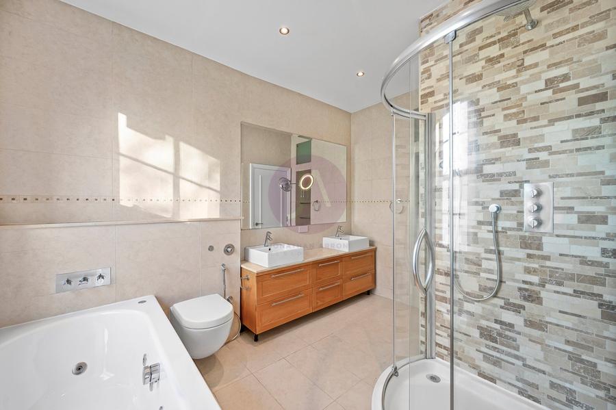 4 bedroom Flat to rent in Abbey Lodge-view15
