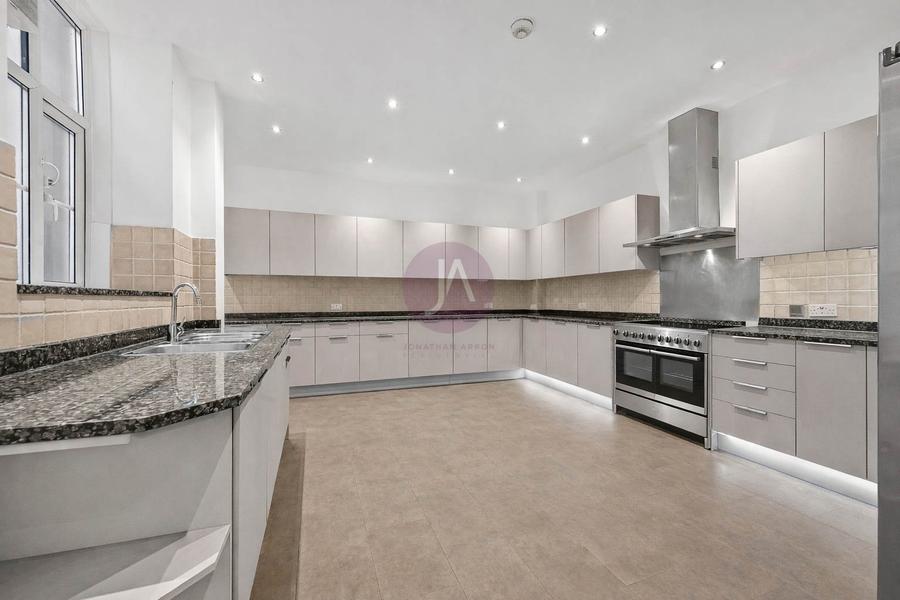 4 bedroom Flat to rent in Abbey Lodge-view5